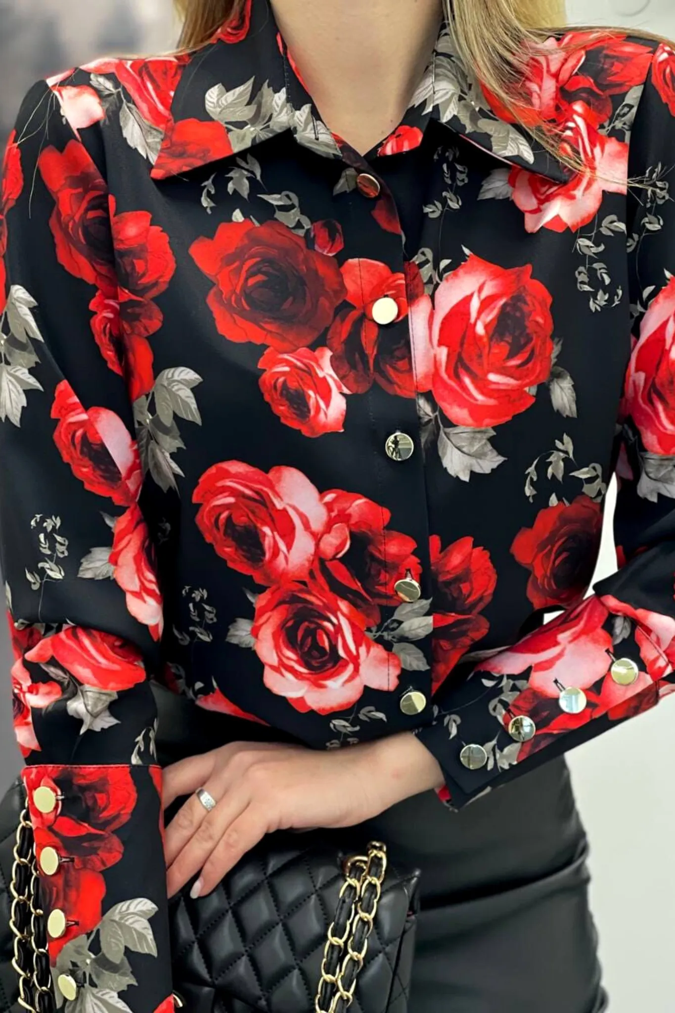 Camicia elegante nera a fantasia floreale rose rosse con bottoni dorati